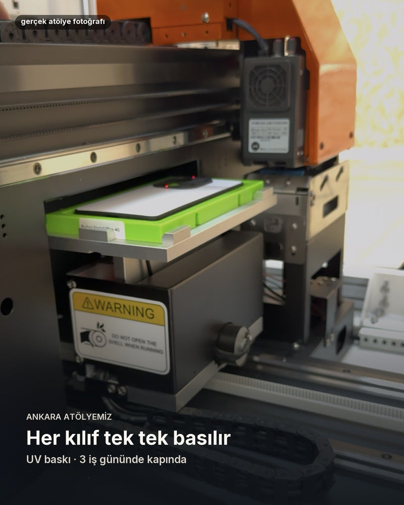 Ankara atölyemizde UV baskı makinesi, her kılıf tek tek basılır